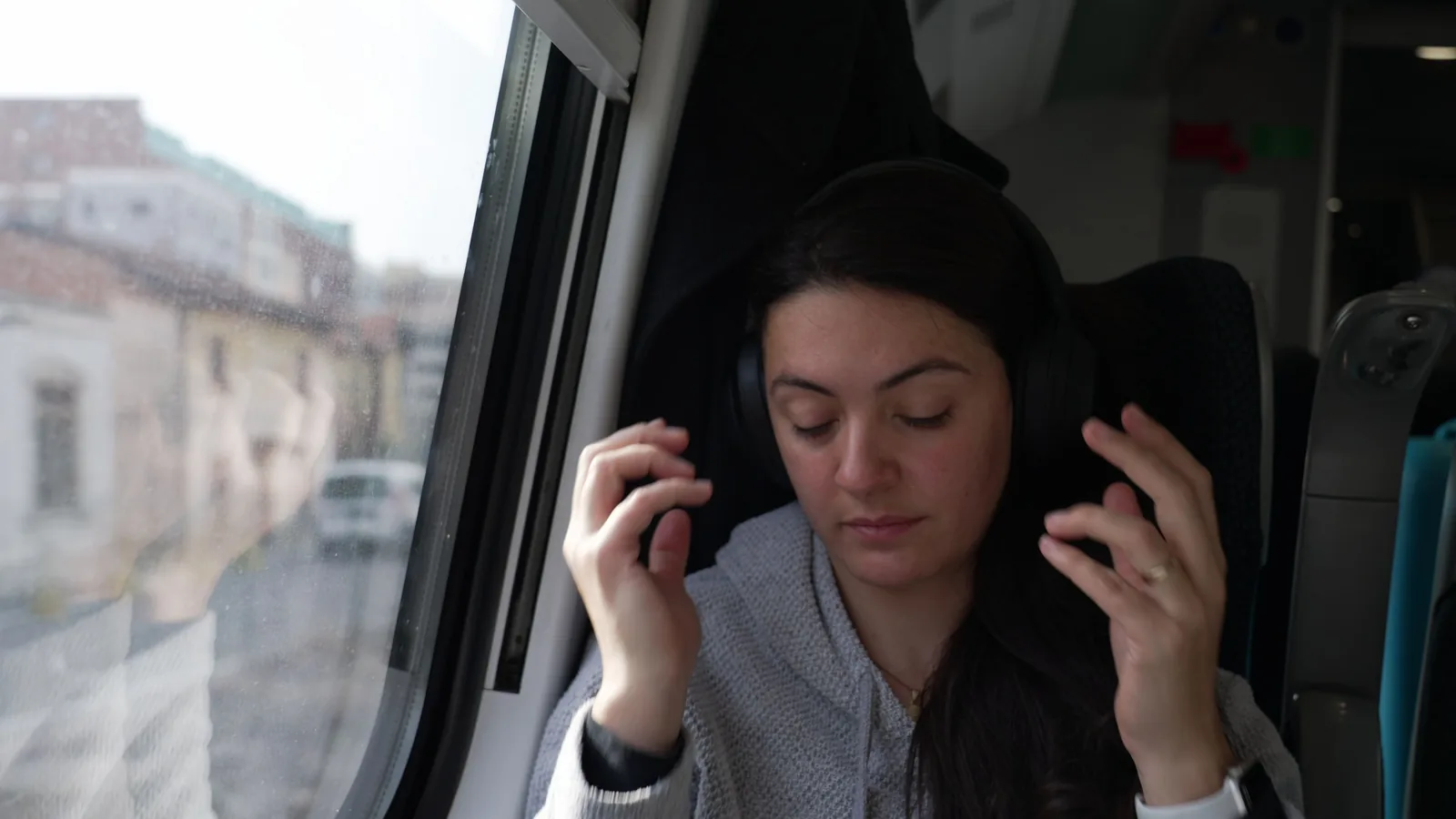 How To Choose Noise Cancelling Headphones For Commuting cover image