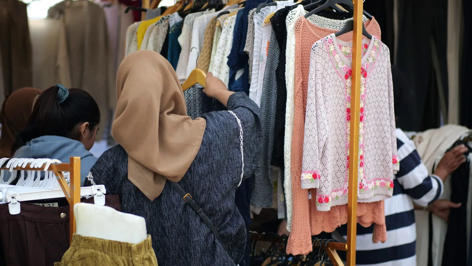 How To Compare Product Reviews Without Falling For Fake Feedback cover image